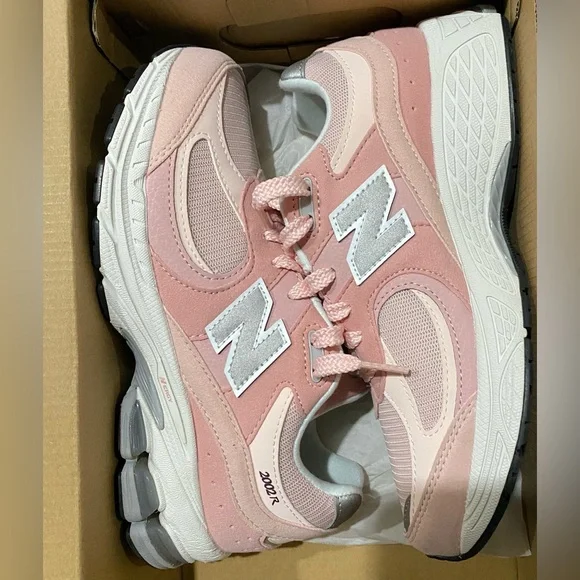 New Balance Quartz Pink Sneakers (New Balance 2002R) 6Y/7.5 Women's - Picture 1 of 9